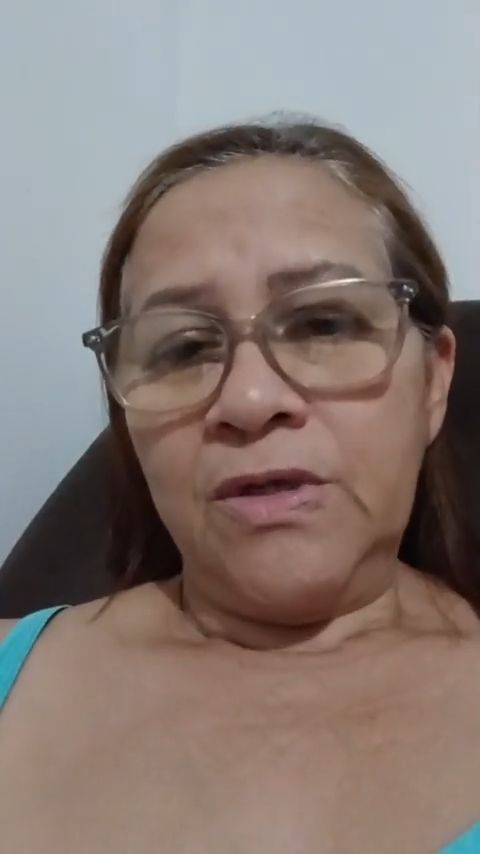 Marlene, assinante, gravando depoimento